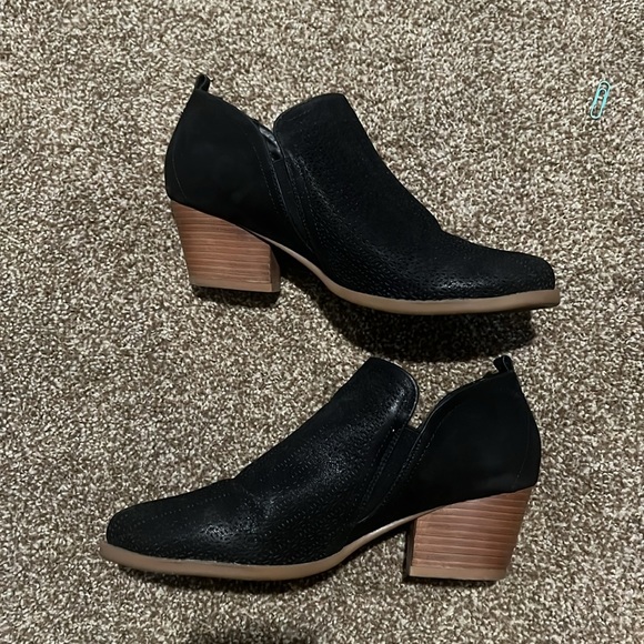 Black 2 in Ankle Boots - Picture 2 of 3